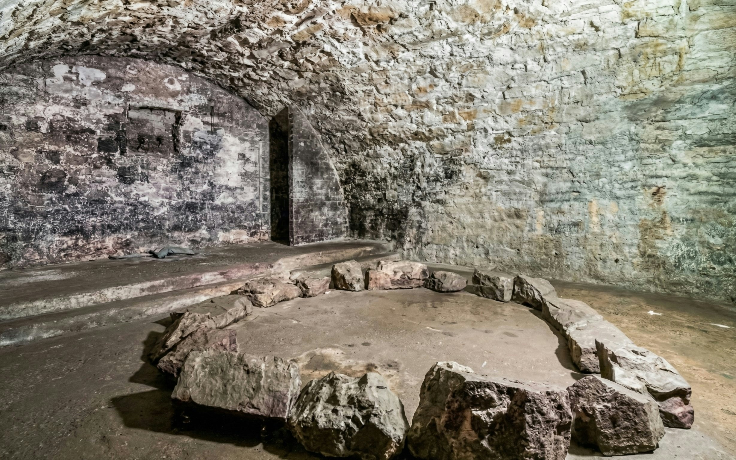 Edinburgh Vaults stone circle in dimly lit underground chamber.
