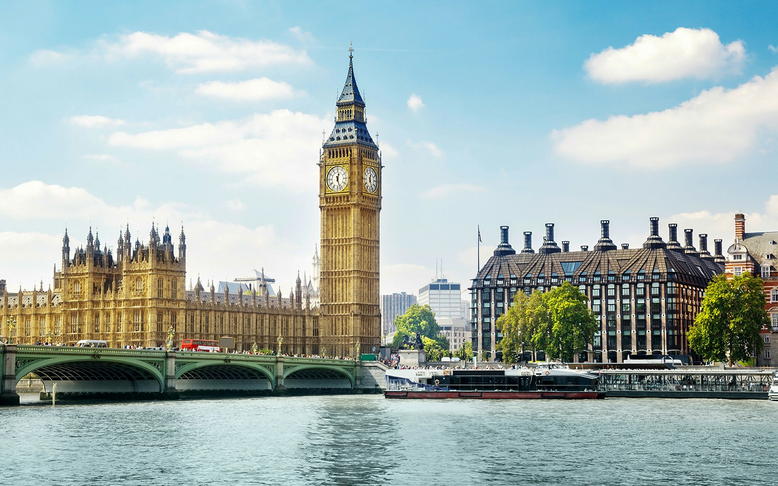 Der Uhrenturm Big Ben in London vor einem strahlend blauen Himmel.