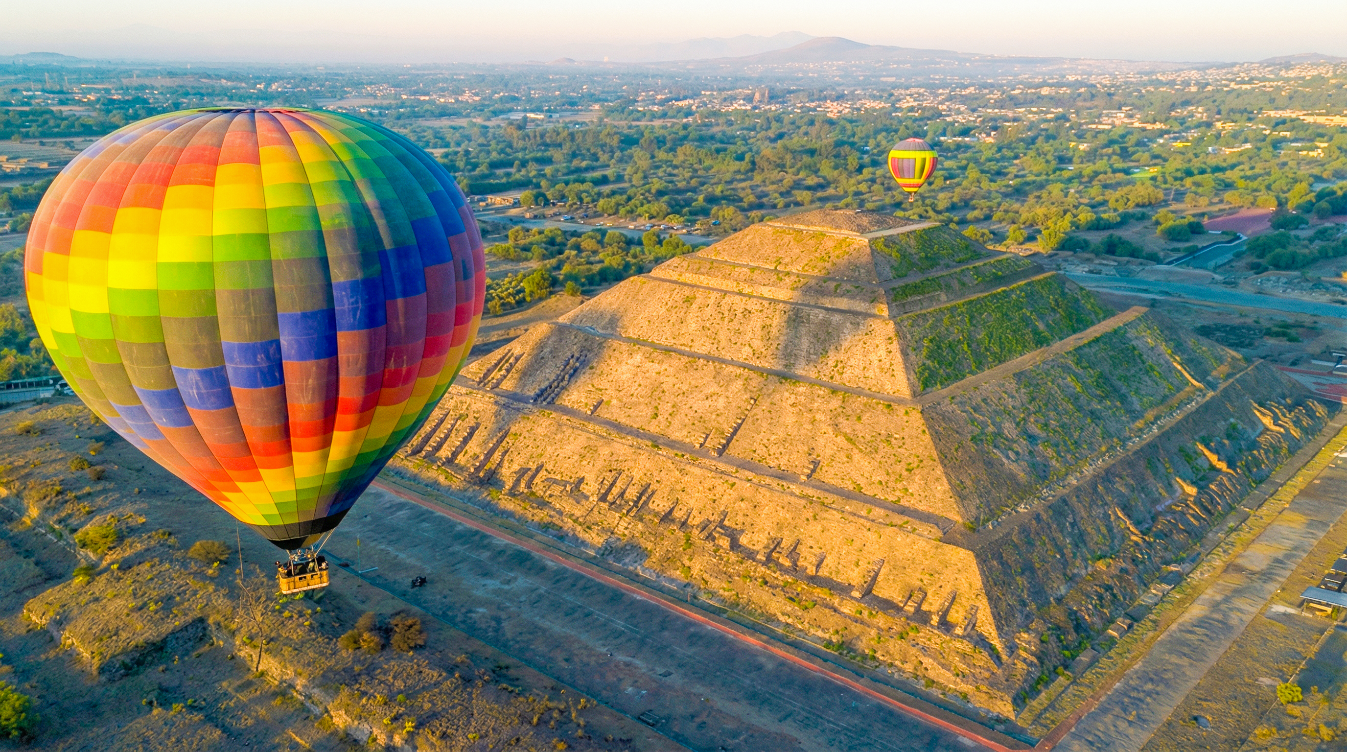 Hot air balloon over Pyramid of the Sun, Teotihuacán, Mexico.