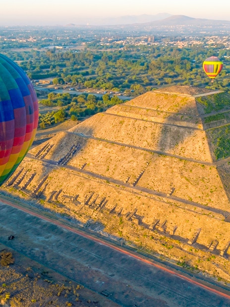Hot air balloon over Pyramid of the Sun, Teotihuacán, Mexico.