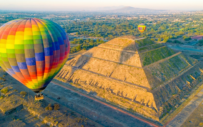 Hot air balloon over Pyramid of the Sun, Teotihuacán, Mexico.