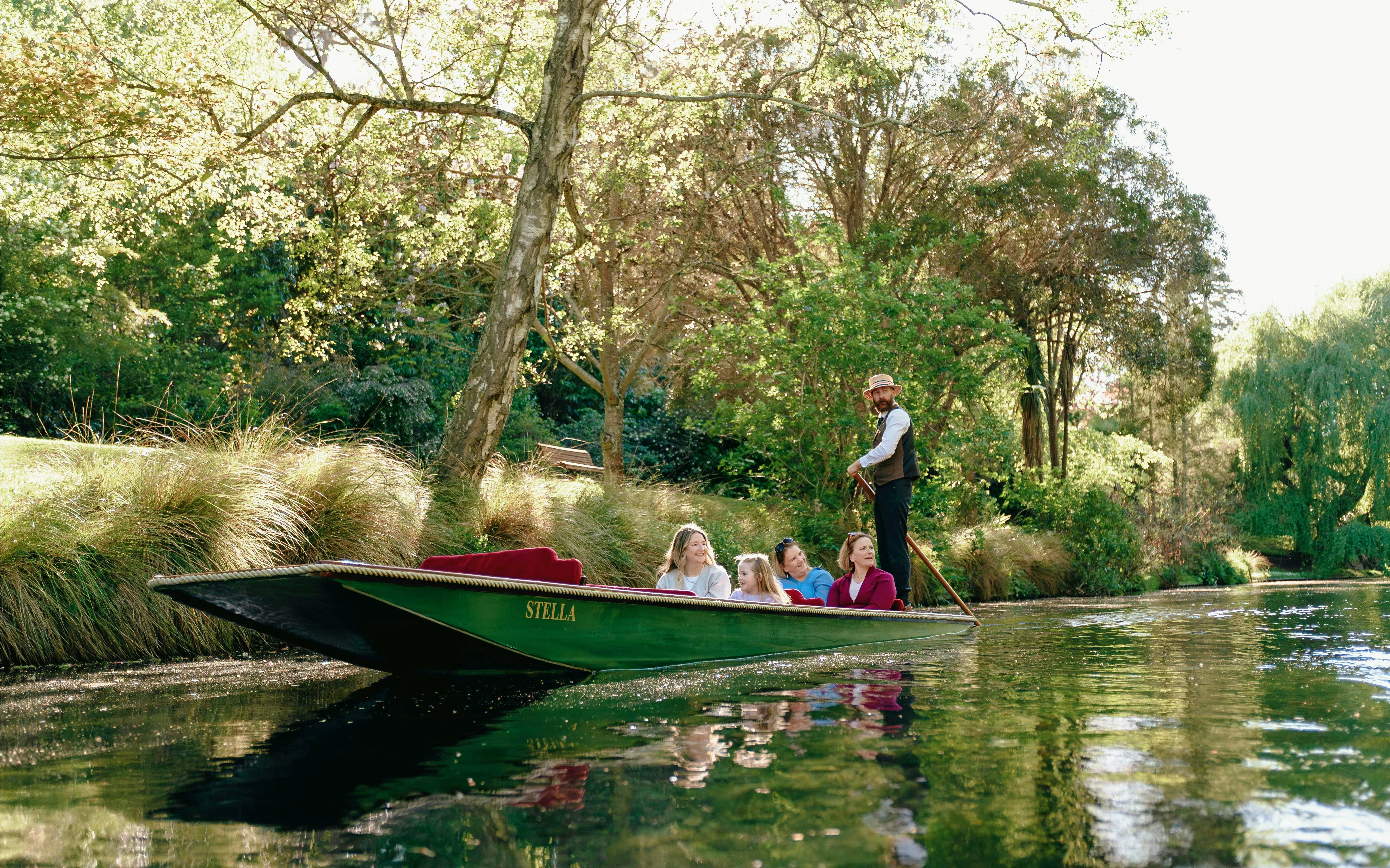 Christchurch: Avon River Guided Punting Cruise