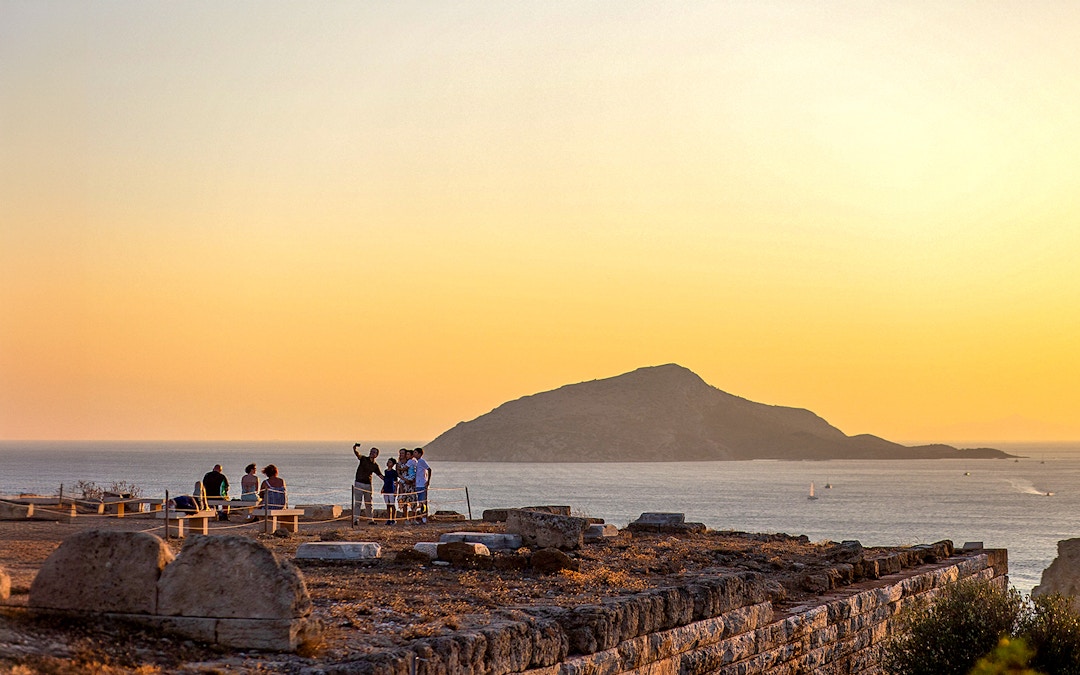 https://cdn-imgix.headout.com/media/images/9f71a15958ae25d8523e525d7df87b17-15636-athens-temple-of-poseidon---cape-sounion-sunset-tour-08.jpg