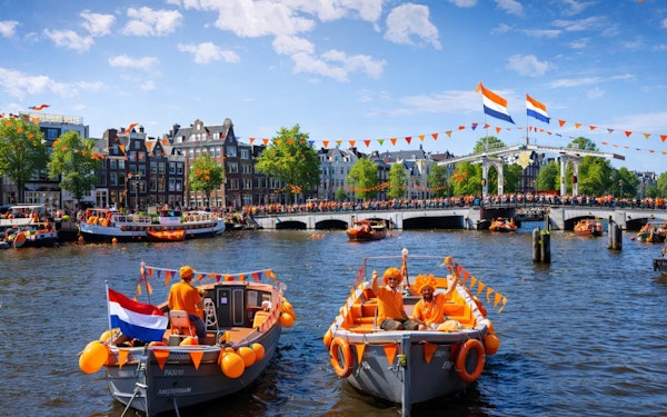 Amsterdam: 90-Min King's Day Party Cruise with Unlimited Drinks