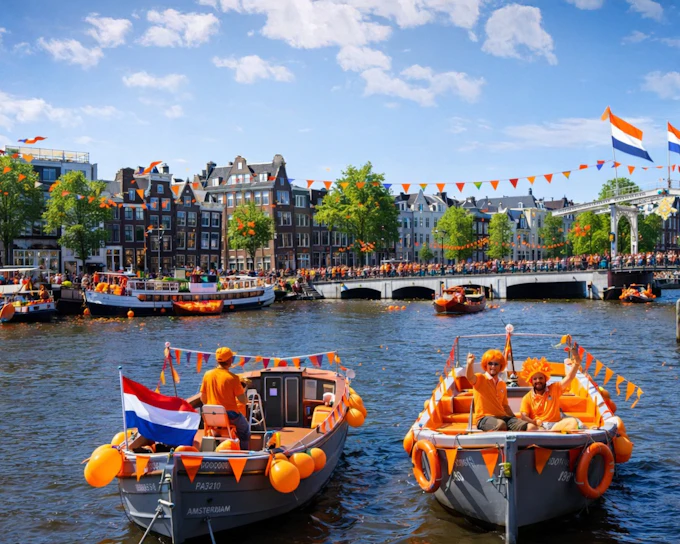 Amsterdam: 90-Min King's Day Party Cruise with Unlimited Drinks