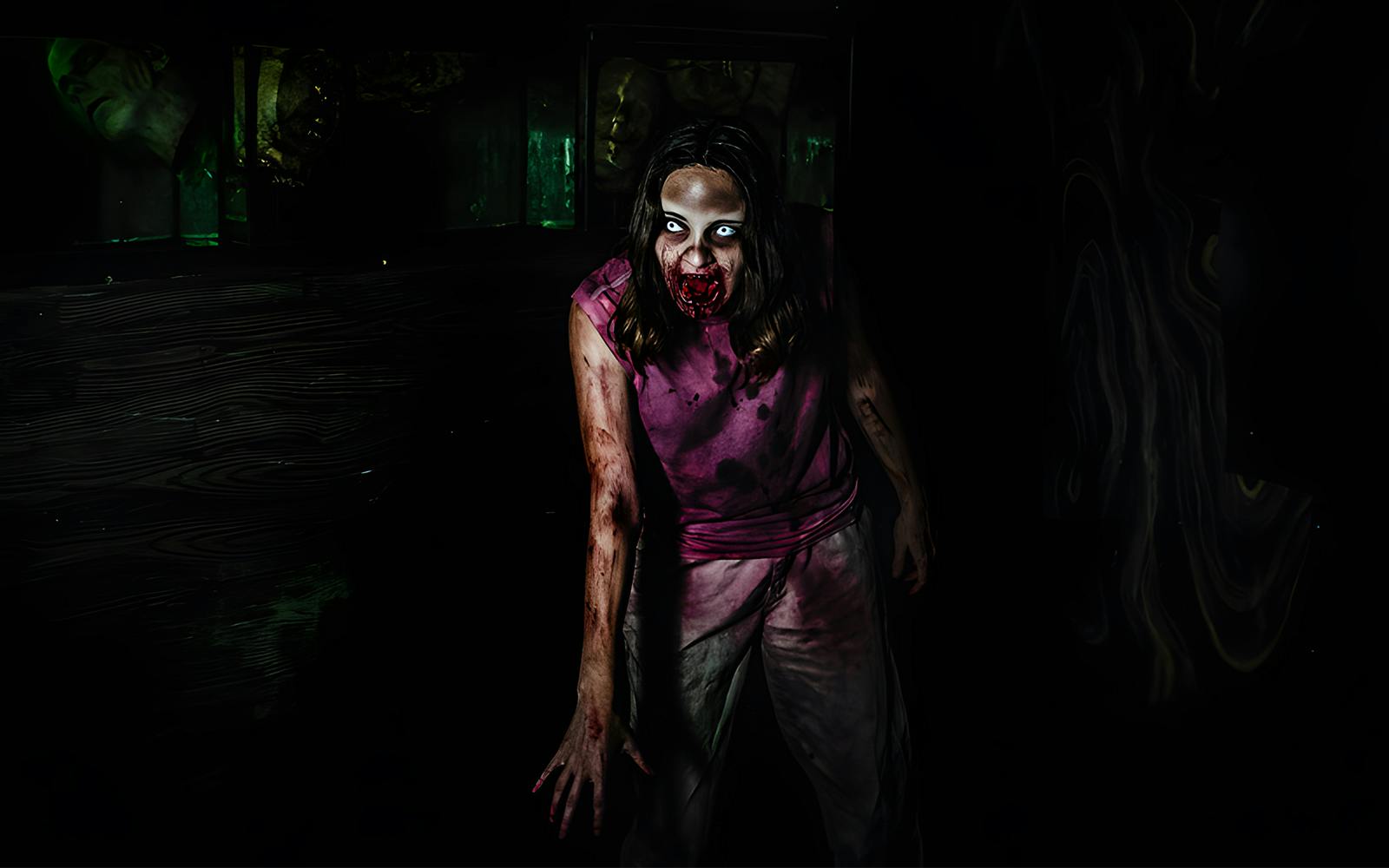 Walking Dead attraction at Parque De Atracciones, featuring zombie-themed set and characters.