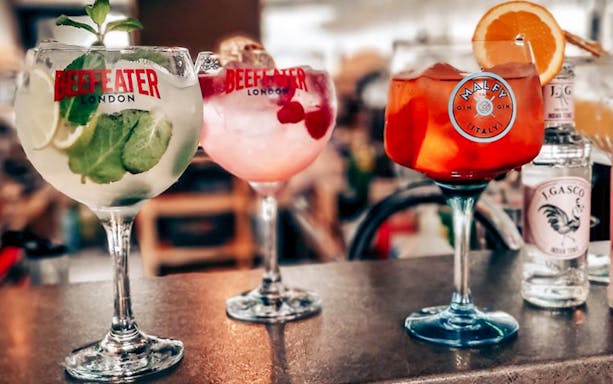 Cocktails on a bar for Budapest fireworks cruise with drinks.