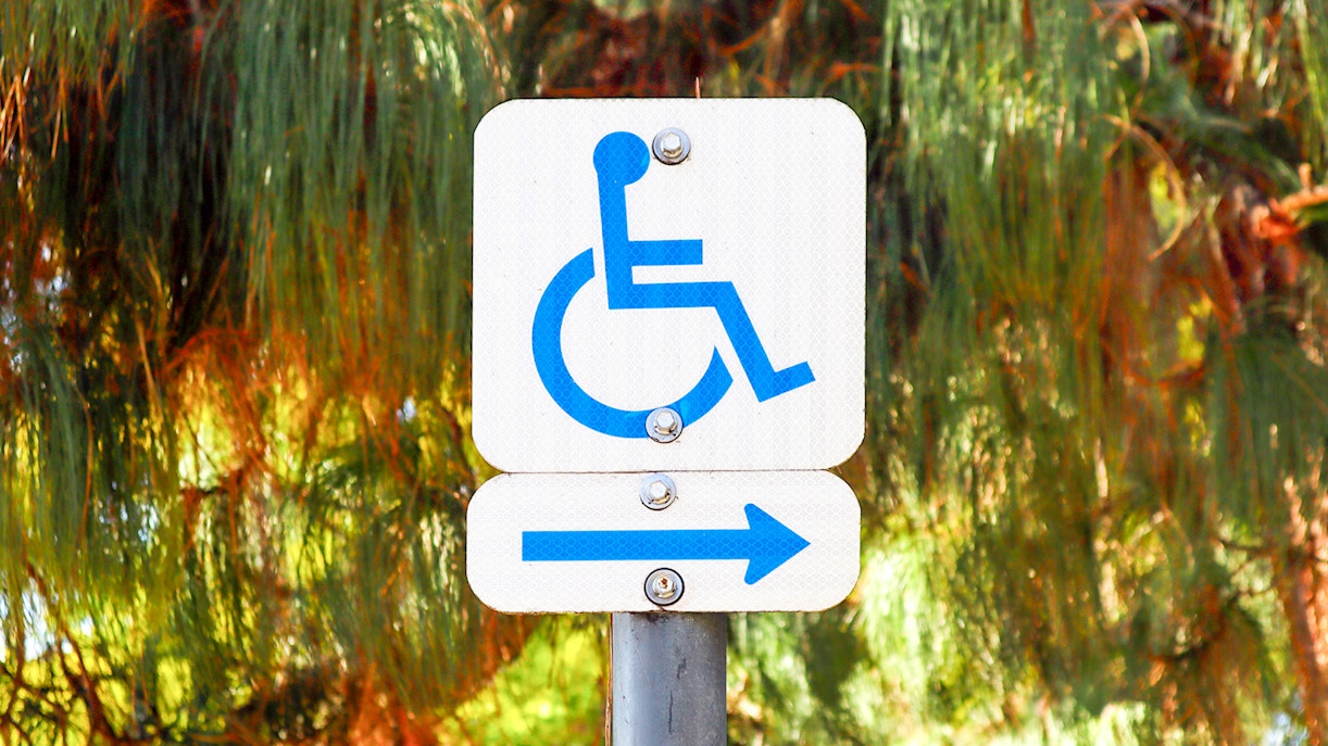 Wheelchair accessible route sign with arrow pointing right.
