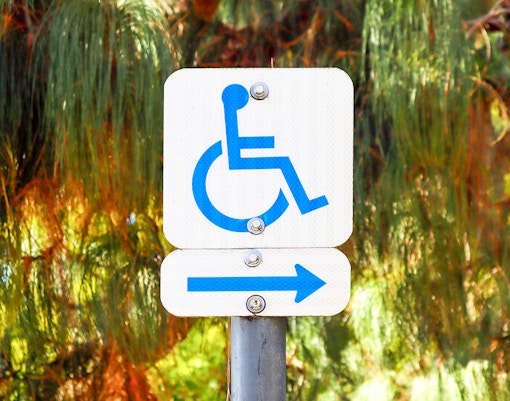Wheelchair accessible route sign with arrow pointing right.
