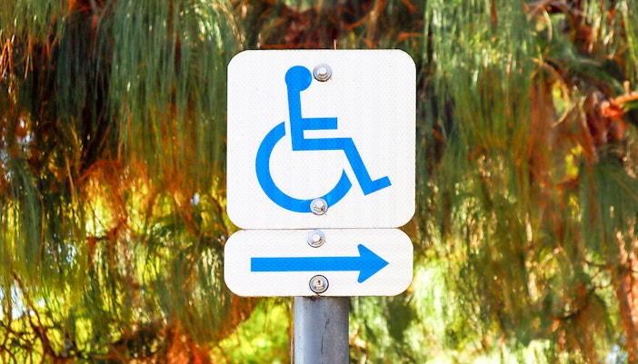 Wheelchair accessible route sign with arrow pointing right.