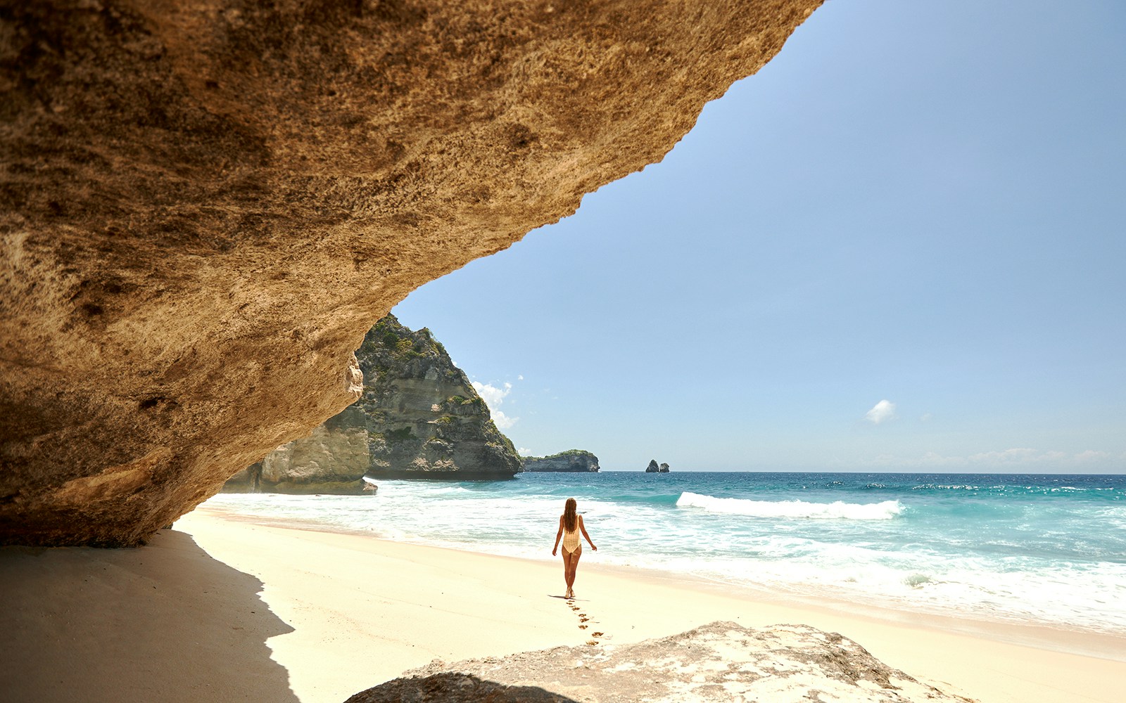 Diamond Beach Nusa Penida with turquoise waters and limestone cliffs in Bali, Indonesia.