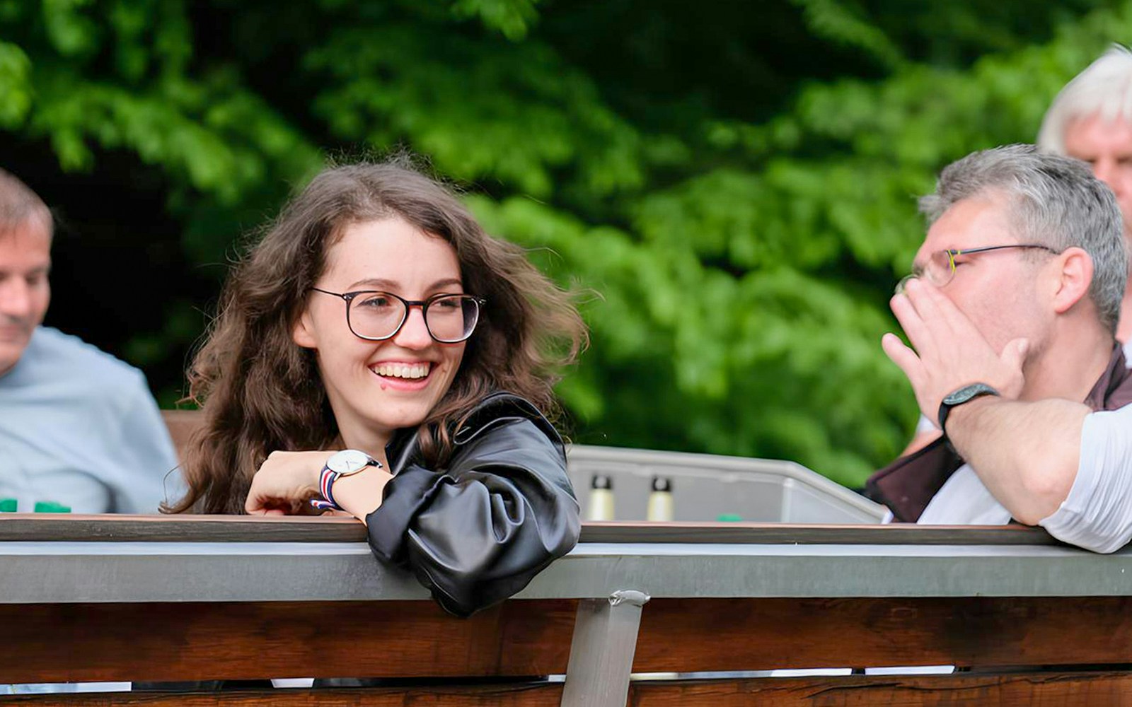 Guests on a motorboat tour navigating the Auwald forest waterways in Leipzig.
