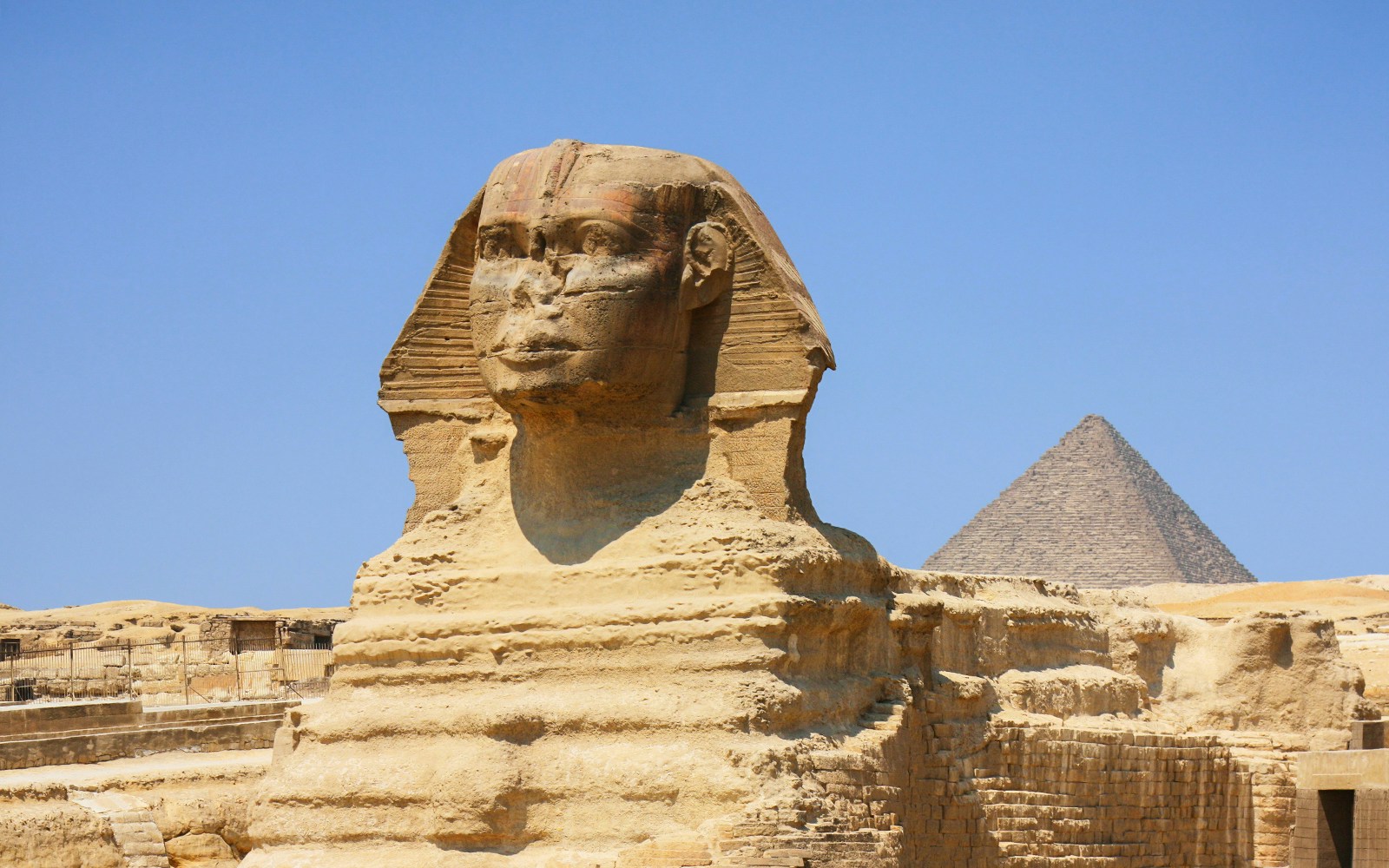 Great Sphinx and Pyramid of Khafre in Giza, Egypt, on a sunny day.