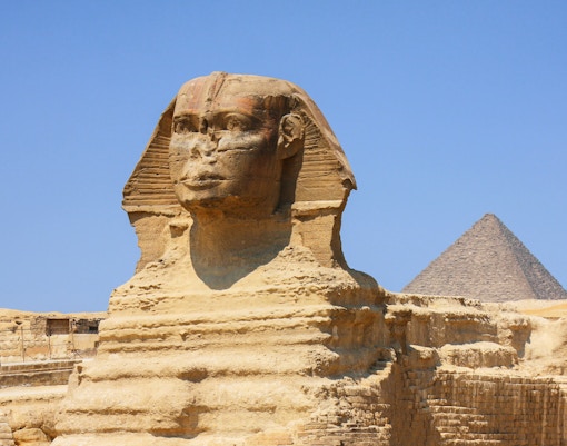 Great Sphinx and Pyramid of Khafre in Giza, Egypt, on a sunny day.