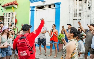 Local guide leading a group of tourists on a cultural walking tour in Cartagena.