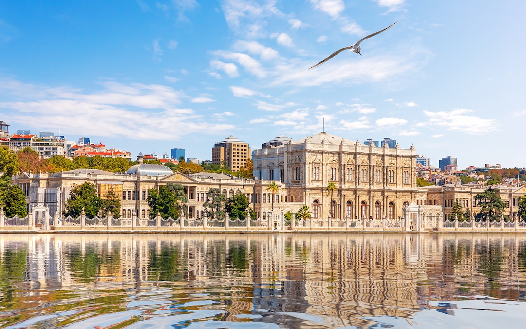 https://cdn-imgix.headout.com/media/images/a093cd0a24e92ee1403afe30df6a5f74-13478-istanbul-dolmabahce-palace-skip-the-line-ticket-with-guided-tour-09.jpg