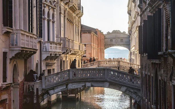 Bridge of Sighs in Venice with canal and historic buildings.