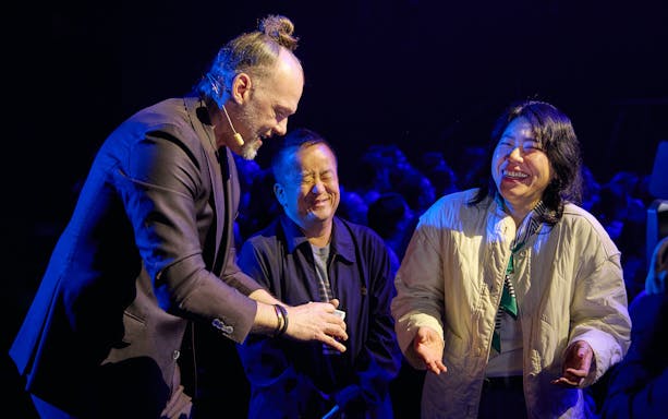 Magician performing card trick for audience during Stalker show.