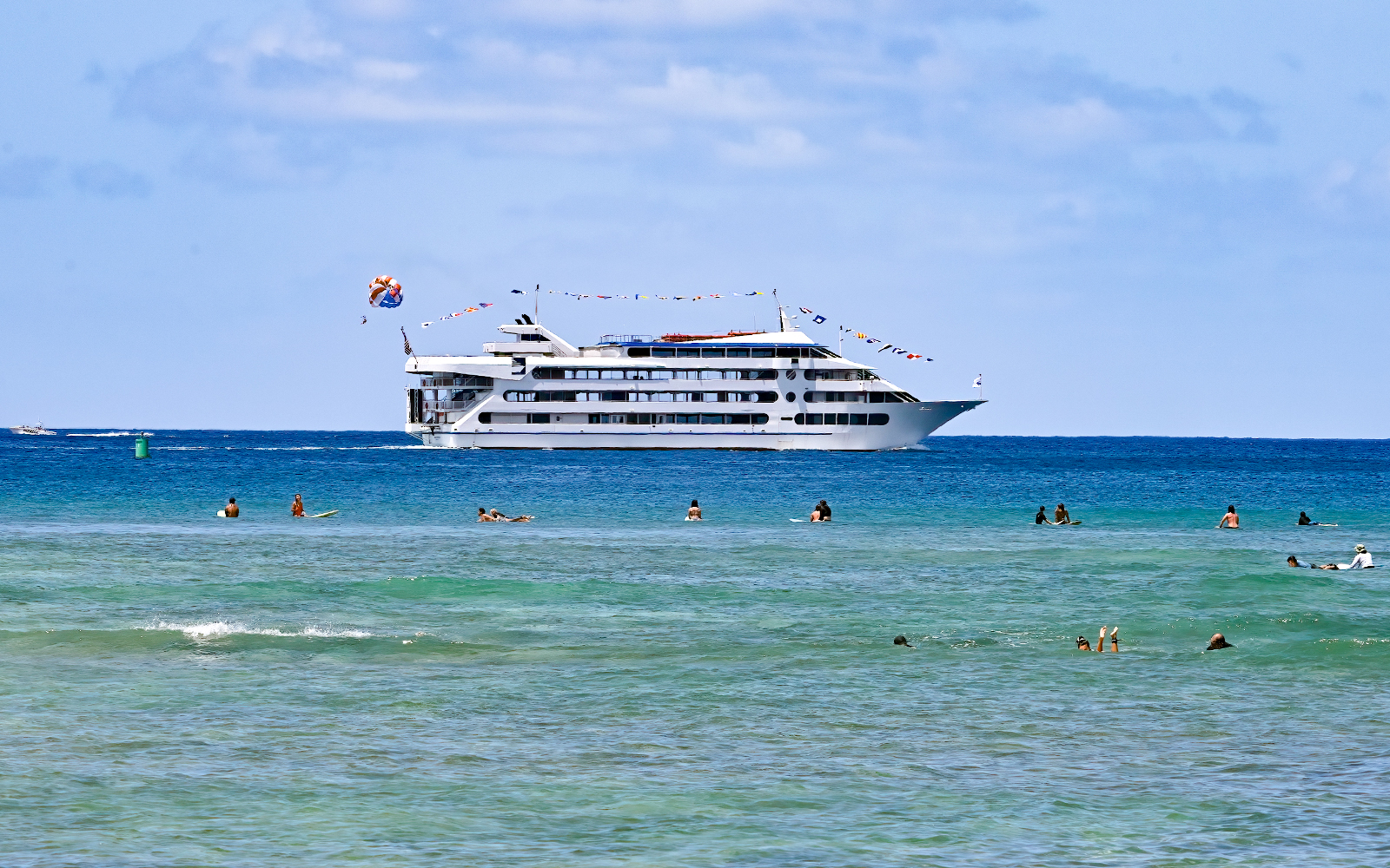 Cruise on the coast of Waikiki in Honolulu, Hawaii.
