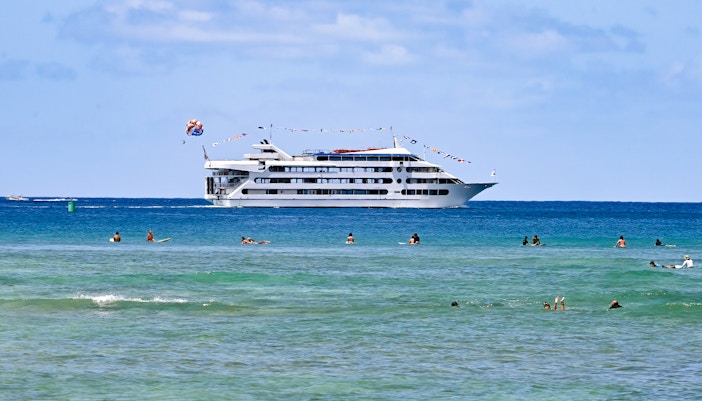Cruise on the coast of Waikiki in Honolulu, Hawaii.