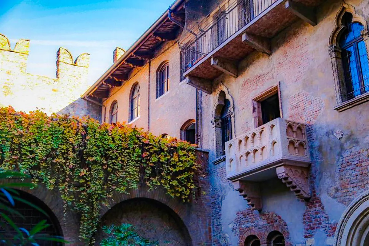 Verona: visit to the Juliet's Courtyard and Teatro