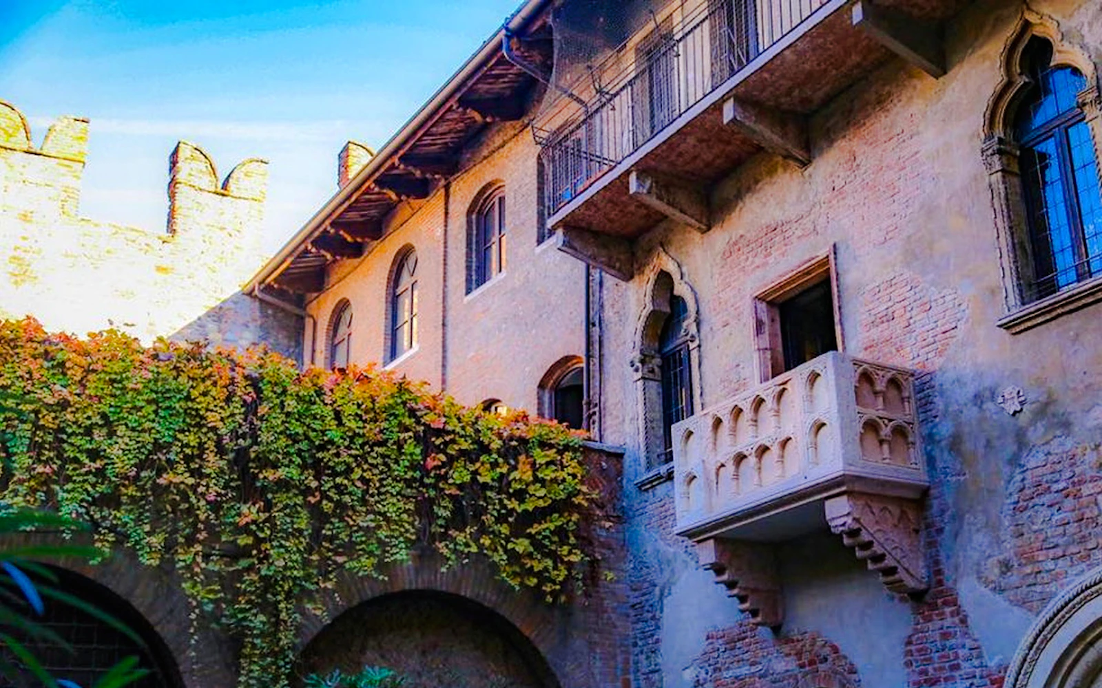 Verona: visit to the Juliet's Courtyard and Teatro