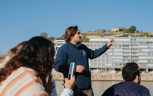 cruzeiro em iate de luxo no rio douro com degustação de vinho do porto e chocolates-3