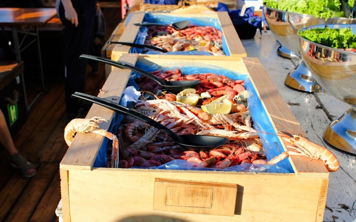 Seafood buffet with prawns and lemons on Oslofjord dinner cruise.