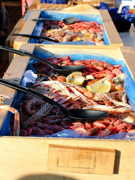 Seafood buffet with prawns and lemons on Oslofjord dinner cruise.