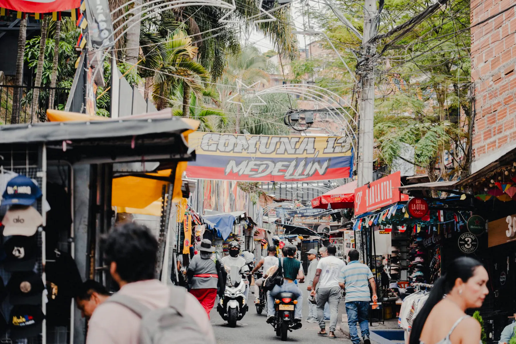 medellin comuna 13 street art walking tour with street food tastings-9