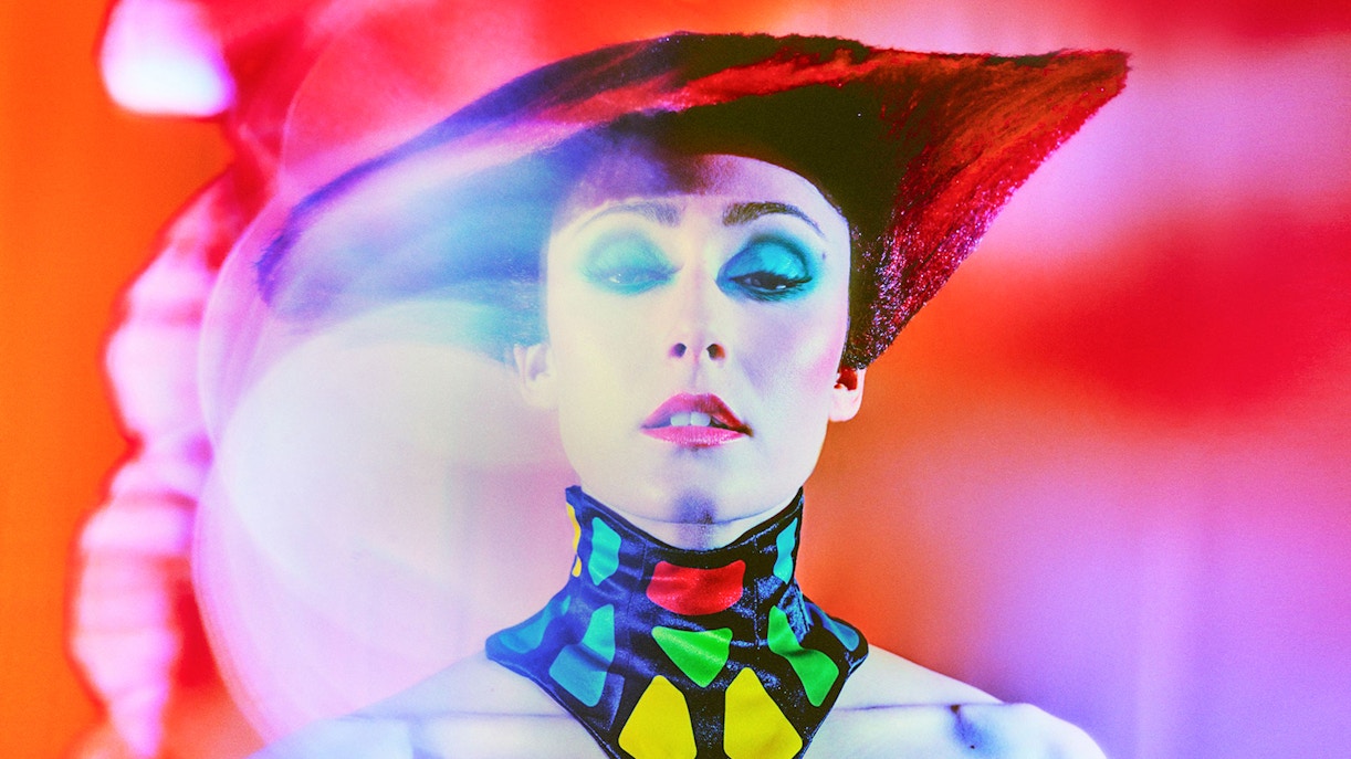 Darsteller in farbenfrohem Kostüm bei der Grand Show „BLINDED by DELIGHT“ im Friedrichstadt-Palast, Berlin