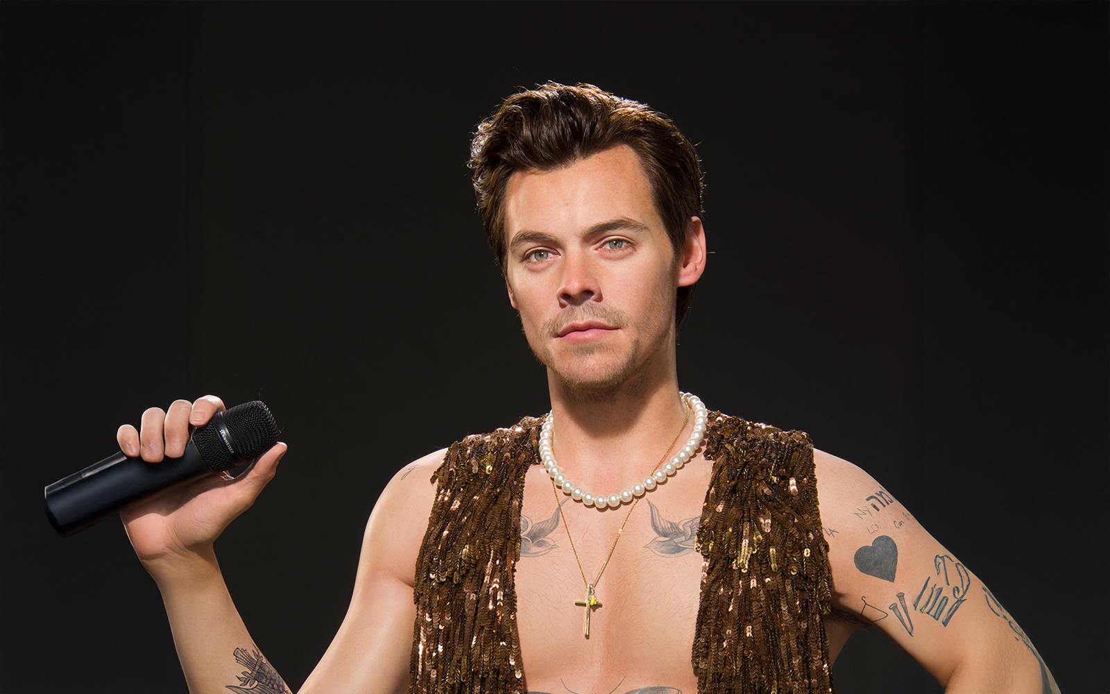 Wax figure holding a microphone at Madame Tussauds Hollywood.