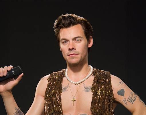 Wax figure holding a microphone at Madame Tussauds Hollywood.