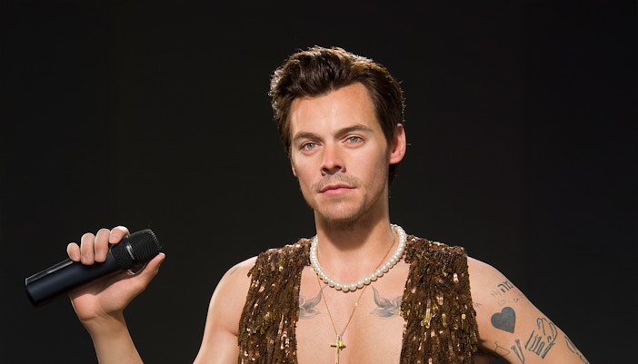 Wax figure holding a microphone at Madame Tussauds Hollywood.