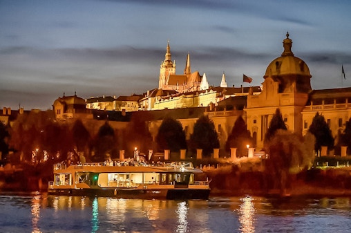 Cruzeiro turístico de 1 hora pelo rio Vltava, durante o dia ou à noite