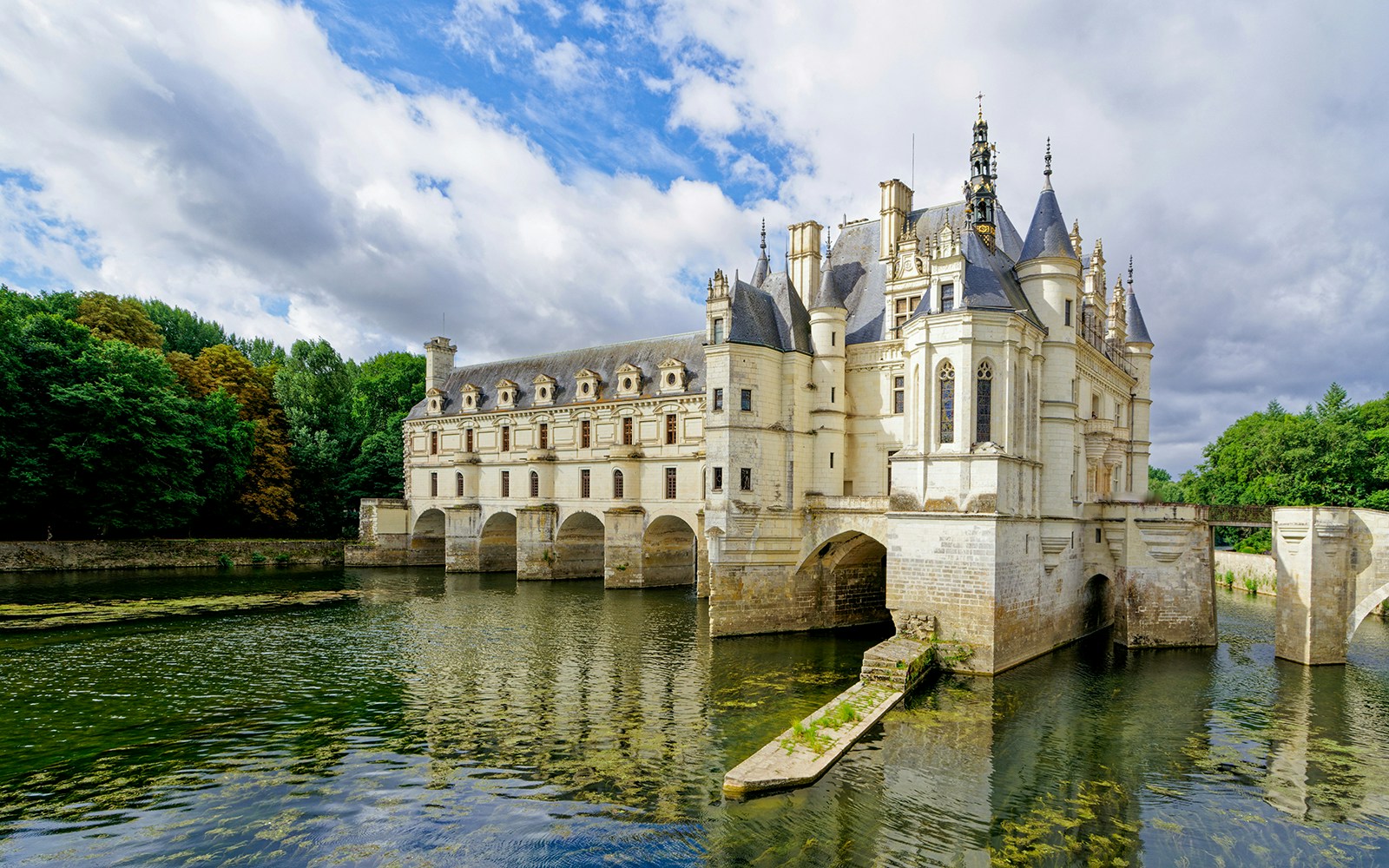 Château de Chenonceau spanning the River Cher, part of Chambord and Chenonceau Tour.
