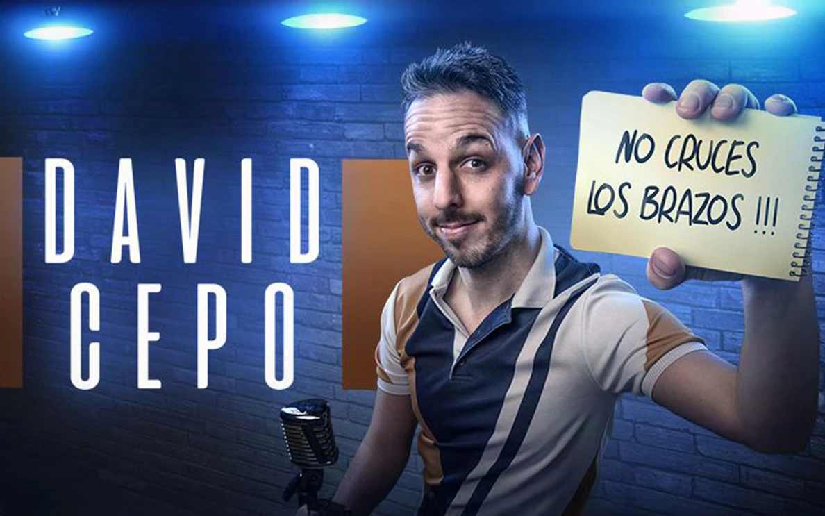 Man holding sign with 'No cruces los brazos' next to microphone, David Cepo text in background.