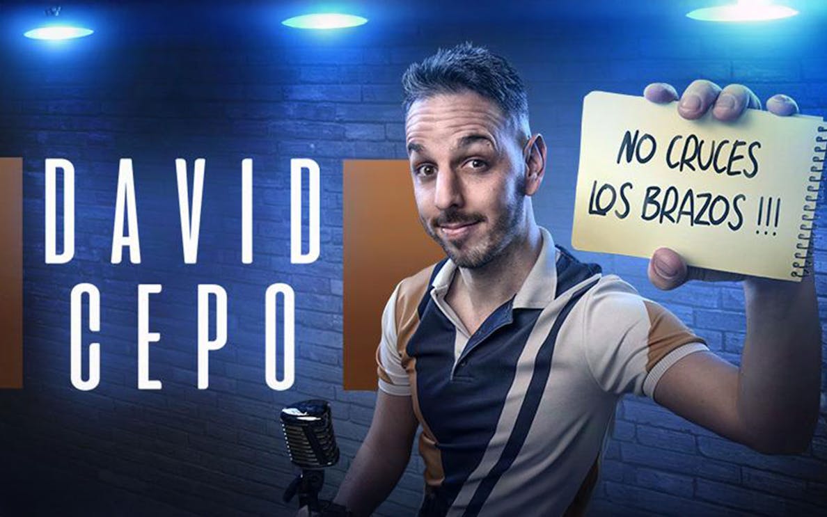 Man holding sign with 'No cruces los brazos' next to microphone, David Cepo text in background.