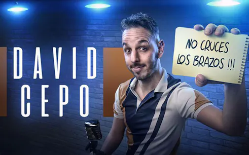 Man holding sign with 'No cruces los brazos' next to microphone, David Cepo text in background.