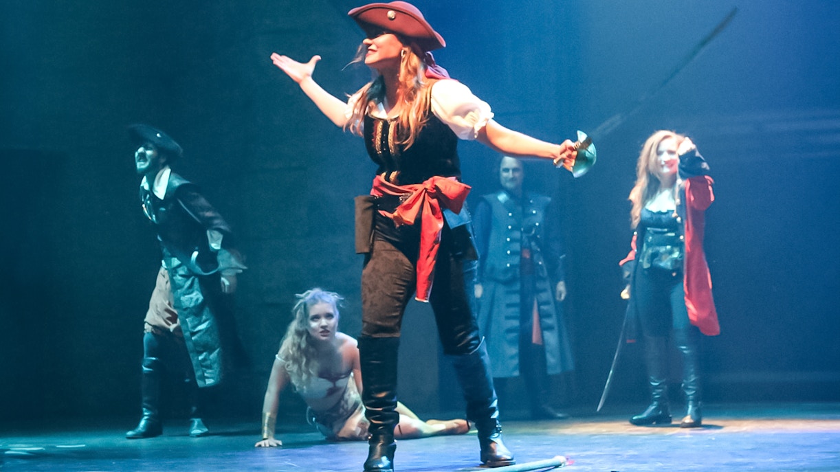 pirates in the darkness at isla magica