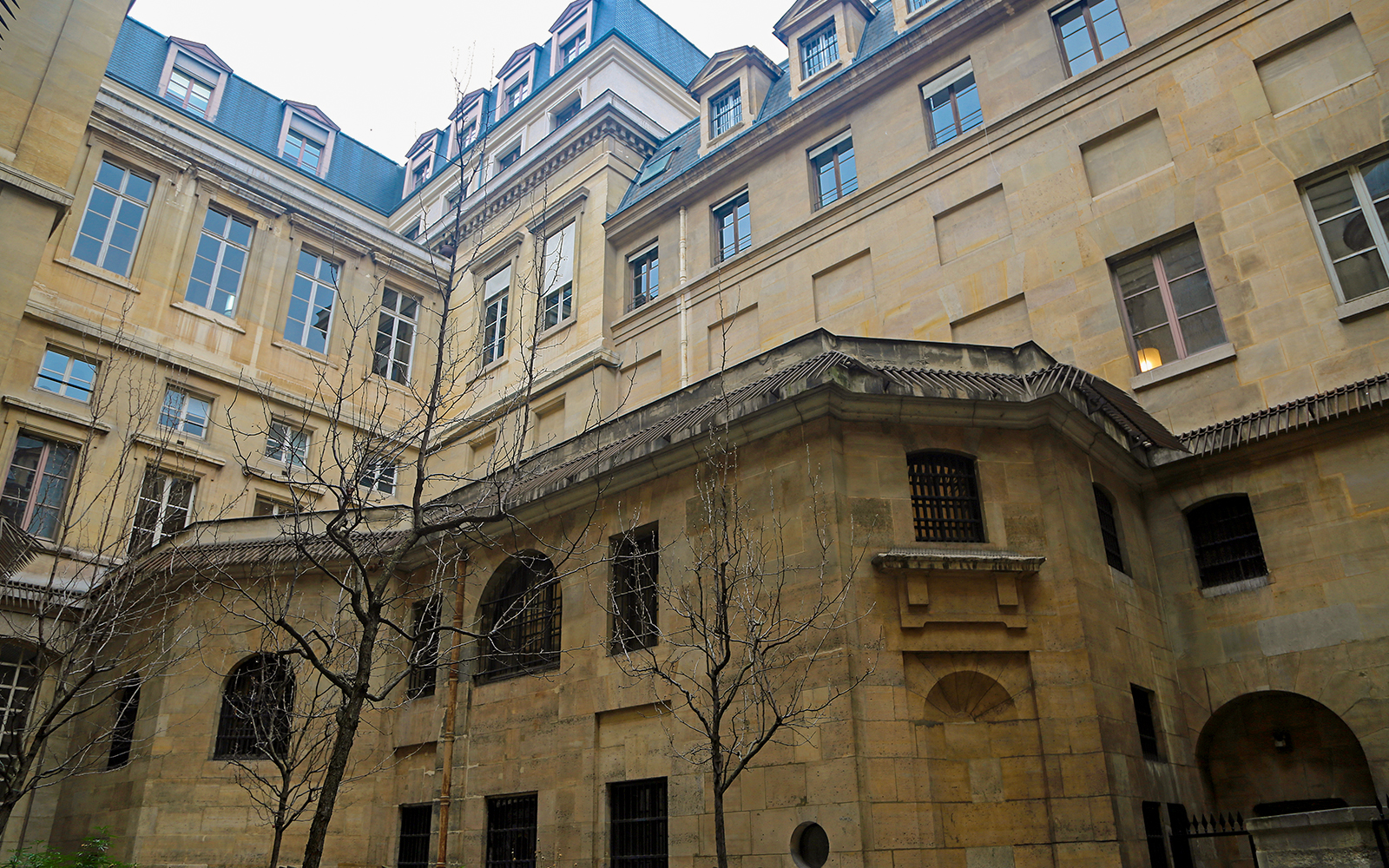 La Conciergerie courtyard