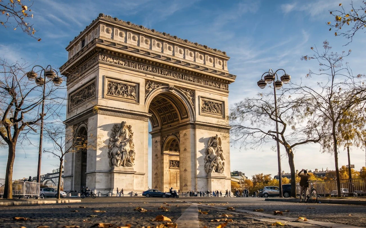 Arc de Triomphe Entry Ticket with Audio Guide and Rooftop Access — 4