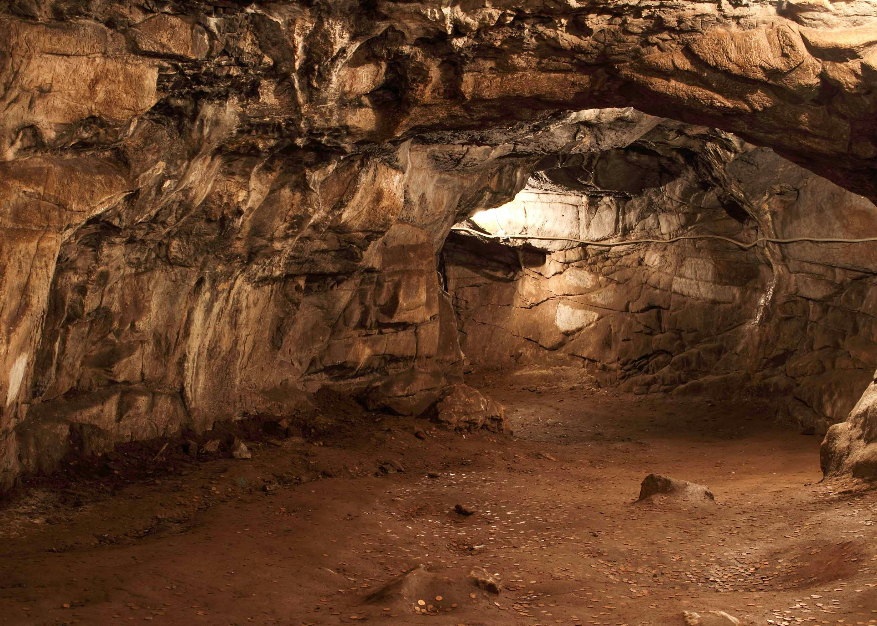 Oziđana pećina cave interior with rocky walls and dim lighting.