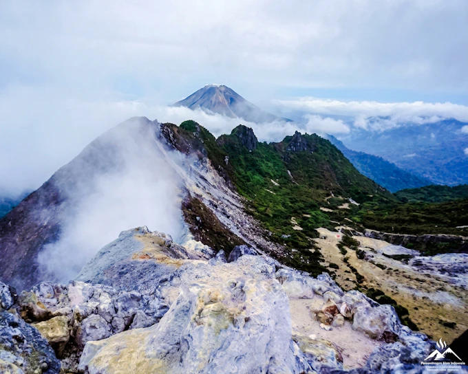 From Medan: 6-Day North Sumatra Tour With Orangutan Trekking, Volcano and Lake Toba (Product 54605)