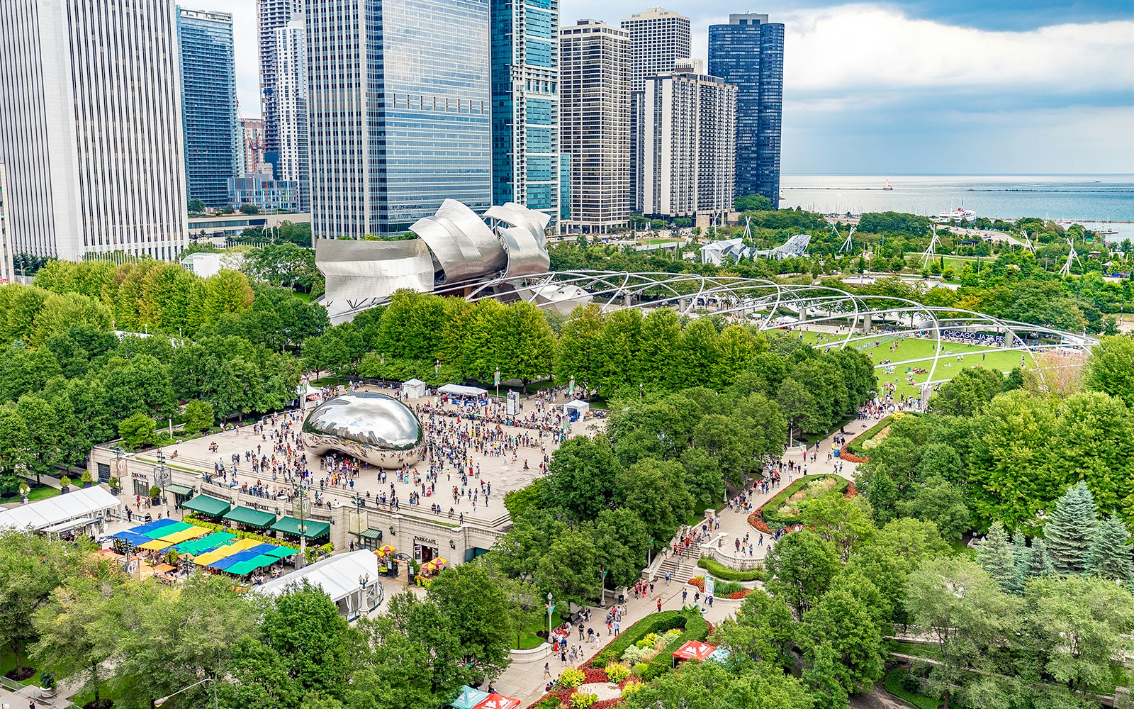 Millennium Park Chicago hop-on hop-off bus with tourists exploring city landmarks.