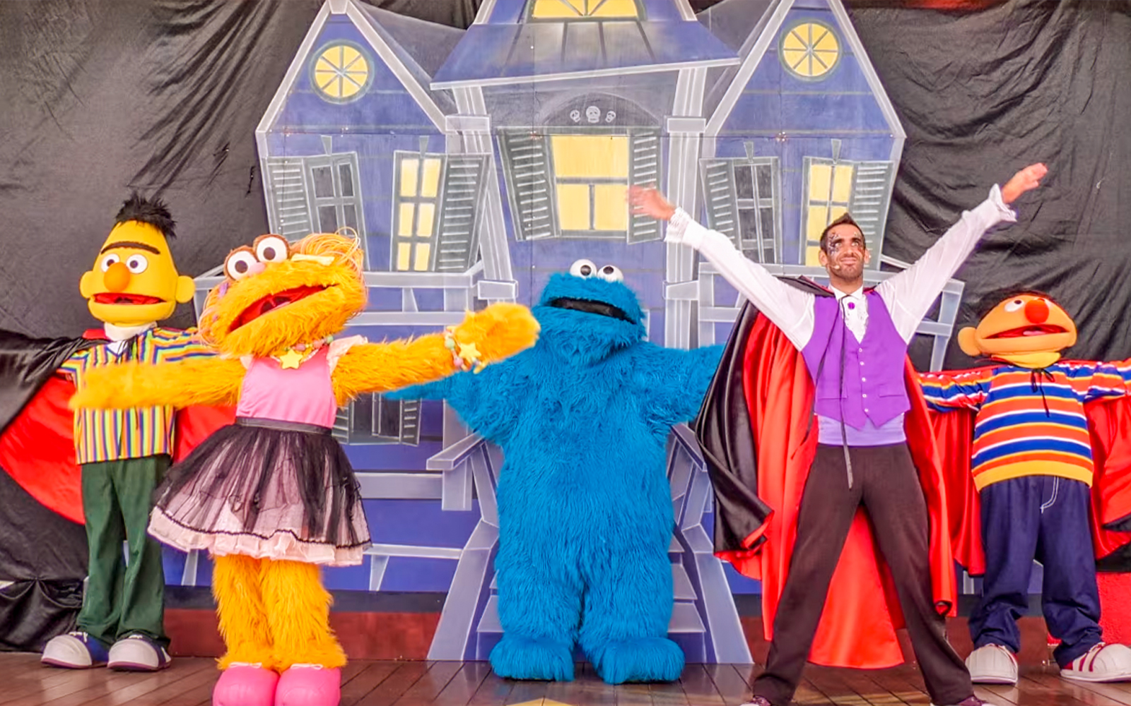 Sesame Street characters performing Halloween show at SésamoAventura, PortAventura.