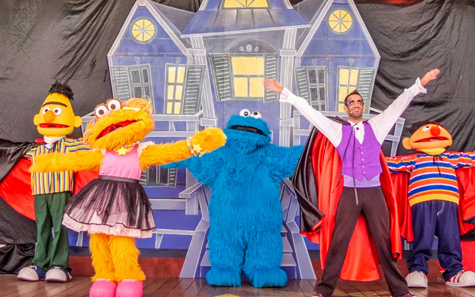 Characters performing at Halloween show in SésamoAventura, PortAventura.
