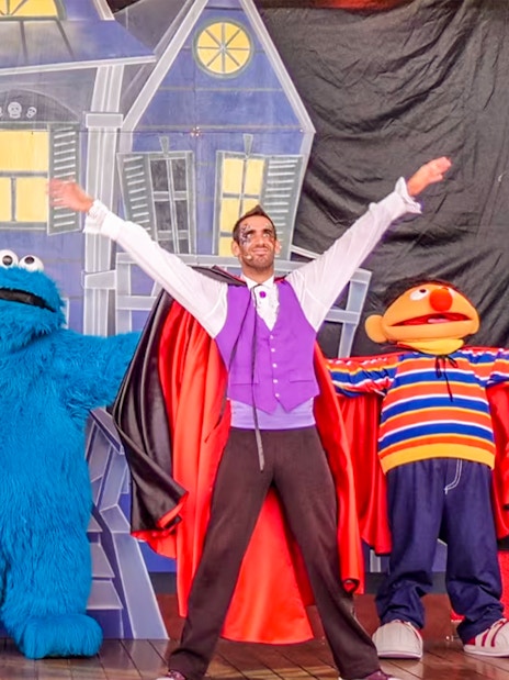 Characters performing at Halloween show in SésamoAventura, PortAventura.