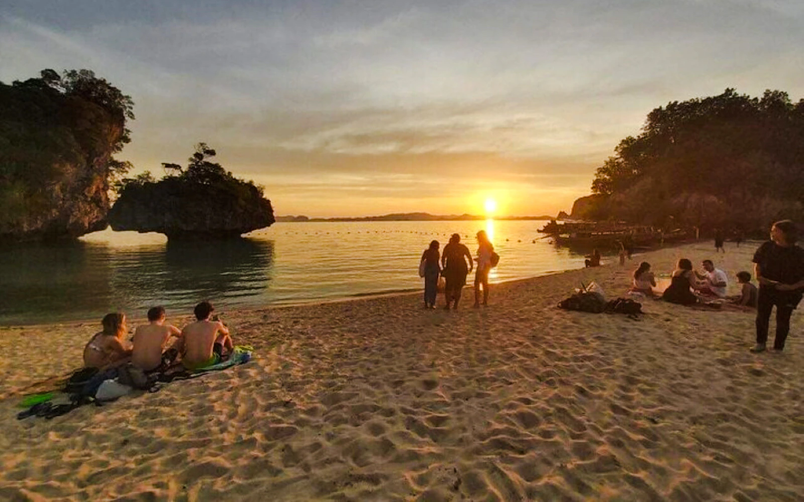 Krabi: Hong Islands Sunset Longtail Boat Tour with Snorkeling and Beach BBQ Dinner