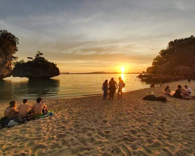 Krabi: Hong Islands Sunset Longtail Boat Tour with Snorkeling and Beach BBQ Dinner